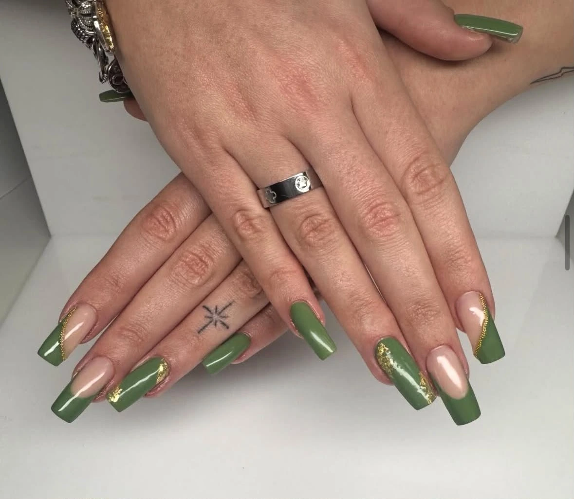 Nahaufnahme eines Nail-Art-Designs von Ina Wagner Cosmetics